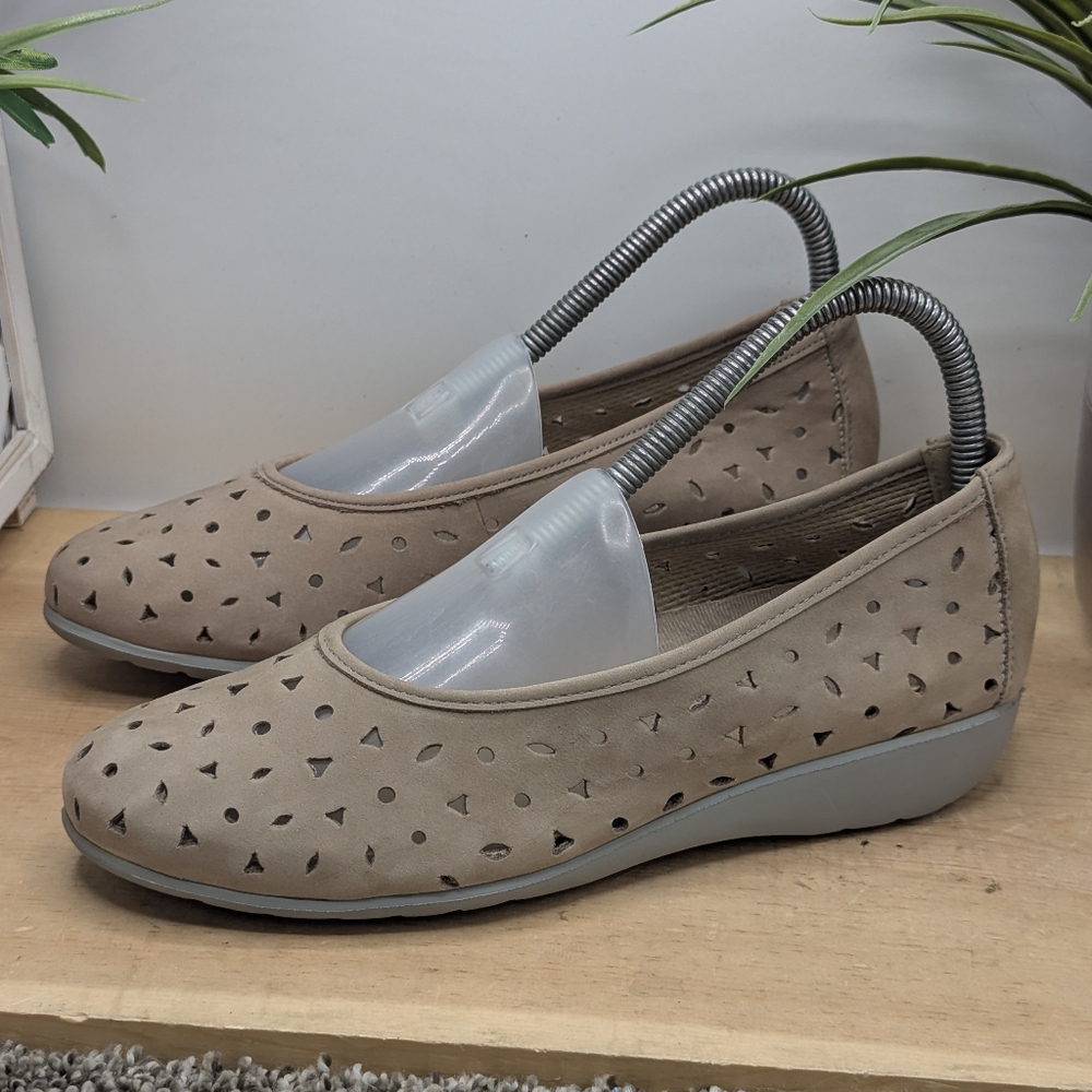 Munro American Slip On Women's Size 6.5 Perforated Casual Work Summer Shoes